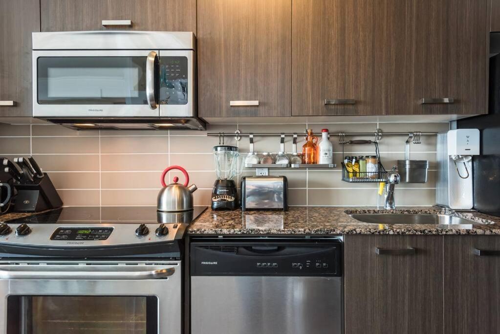 Stunning Condo With Fantastic View Of The City! Торонто Екстер'єр фото